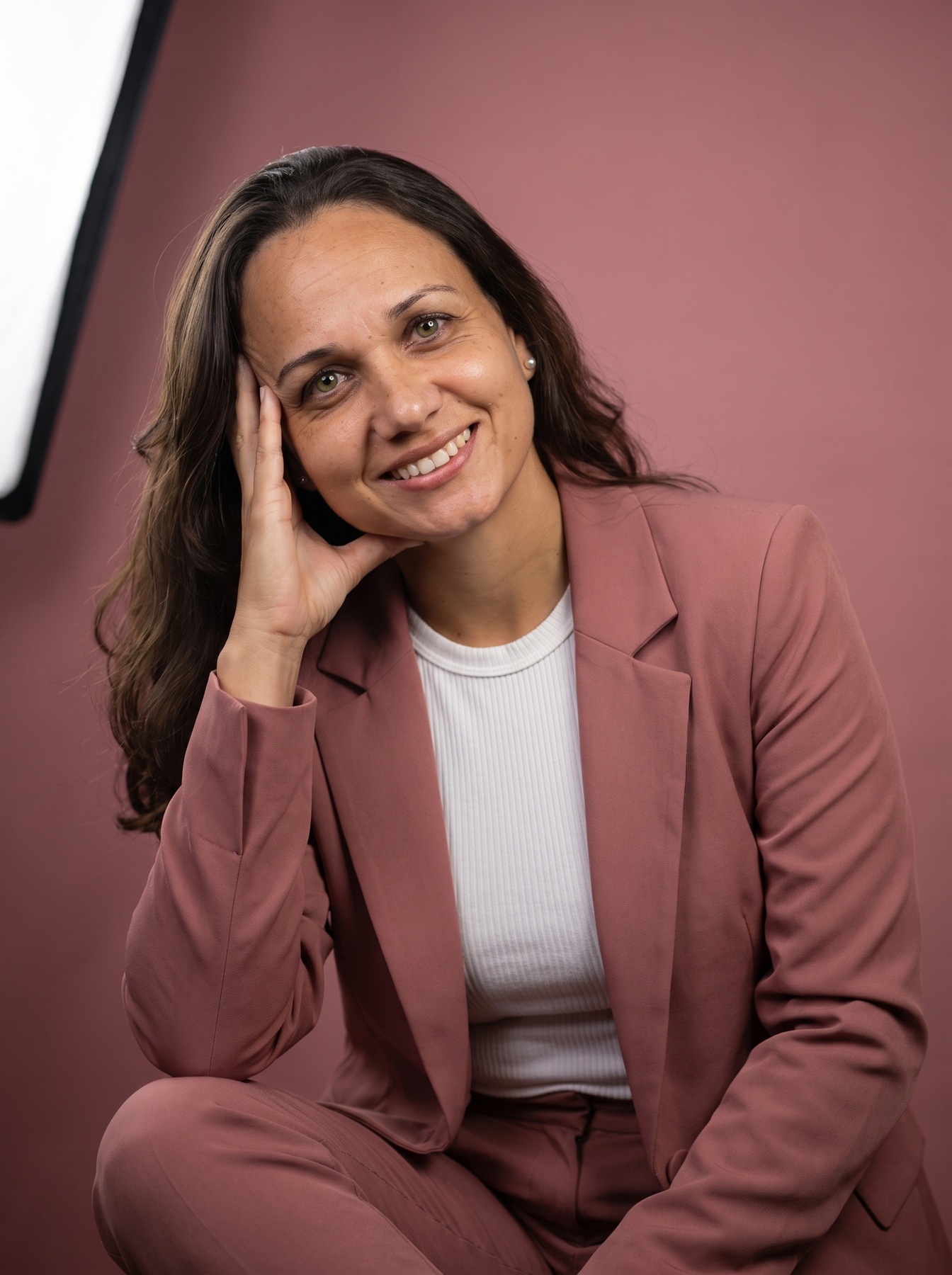 Juliana Guedes sorrindo, com roupa rosa