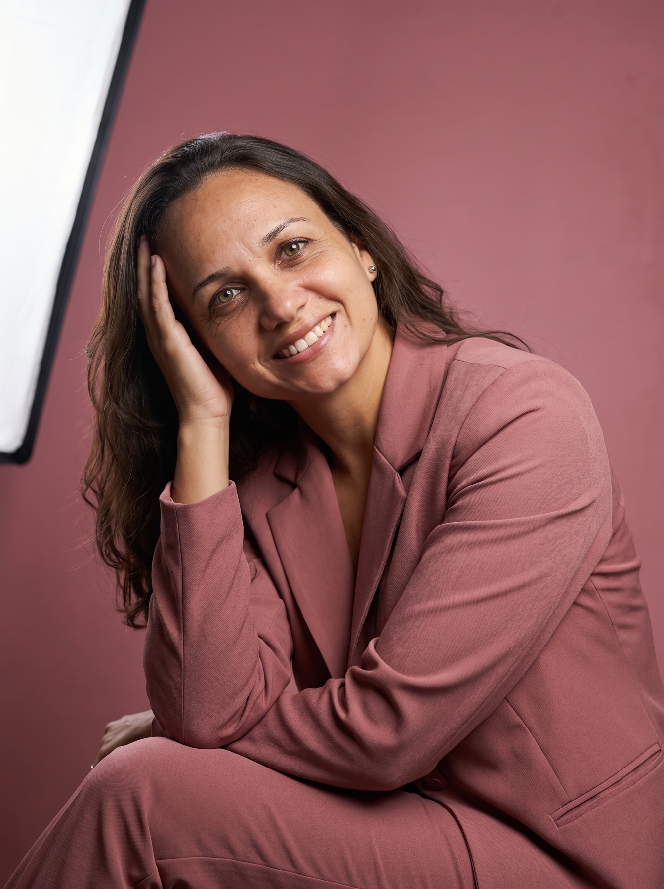 Outro retrato de Juliana Guedes, sorrindo com roupa rosa